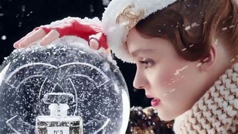 chanel no 5 snow globe commercial|Chanel No. 5 L'EAU TV Spot, 'Crystal Snow Globe' Featuring Lily .